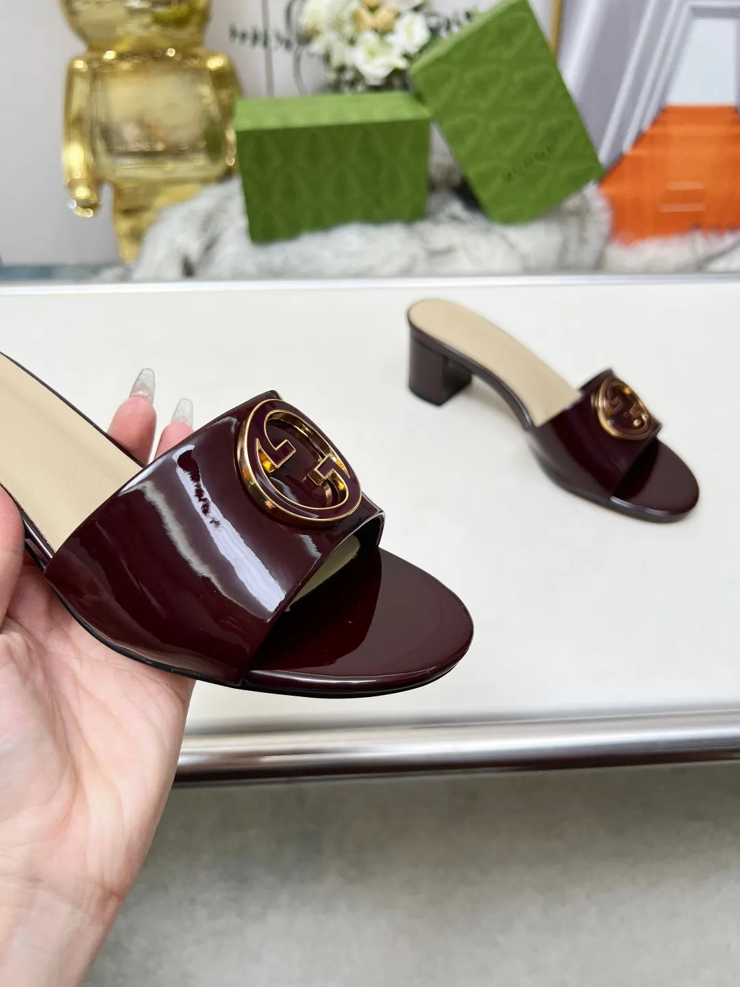 👟👟Ex-factory price 360👟👟 Genuine leather sole +40 Gucci 𝟐𝟎𝟐5 new spring and summer double G buckle round toe medium heel slippers, this G family series of slippers are so beautiful, high-end must buy~ The double G Logo is so beautiful on the feet, a classy style! The buttons have the GUCCI logo. Fabric: Cowhide Lining: Sheepskin lining Sheepskin pad Heel height: 5CM Sole: Italian genuine leather outsole Size: 35-44 [42 43 44 customized]